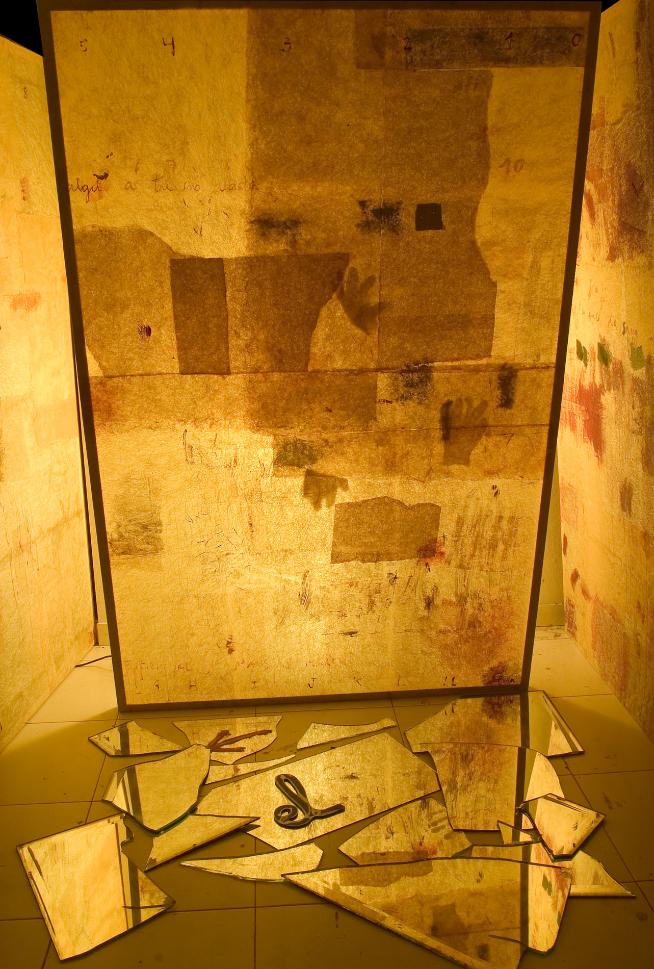 Lourdes-Fisa-instalacion-fragmentos